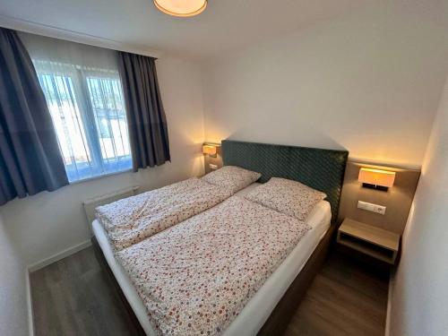 a bedroom with a bed and a window at Ferienwohnung „mittendrin“ in Zinnowitz