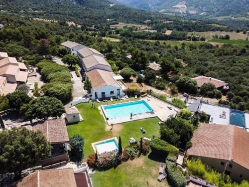 une vue aérienne d'une maison avec piscine dans l'établissement La Plume du Ventoux suite 506, à Mollans-sur-Ouvèze
