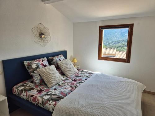 une chambre avec un lit avec une fenêtre dans l'établissement La Plume du Ventoux suite 506, à Mollans-sur-Ouvèze