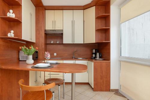 Kuchyň nebo kuchyňský kout v ubytování Jasny i Delikatny Apartament Sun Seasons 24 w Kołobrzegu by Noclegi Renters