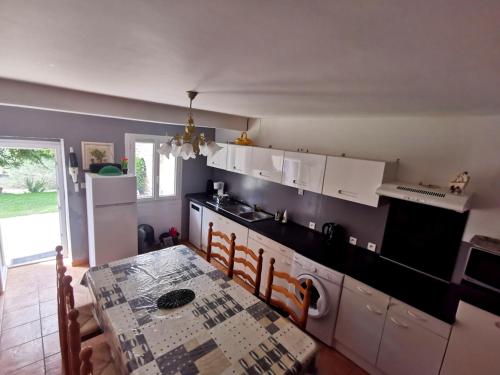 Photo de la galerie de l'établissement Charmant appartement dans corps de ferme AIGLUN, à Aiglun