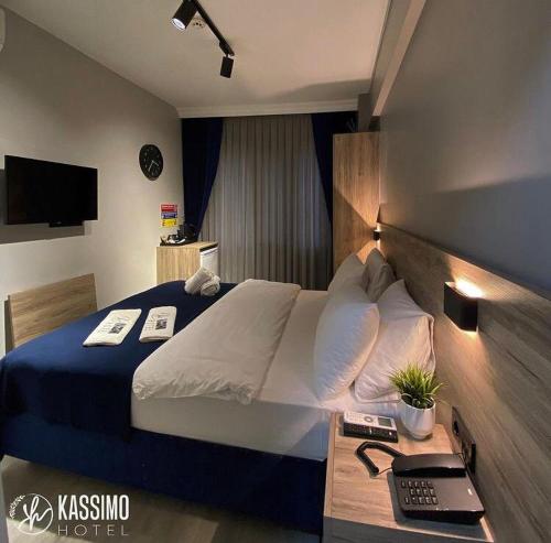 Postel nebo postele na pokoji v ubytování Kassimo Hotel