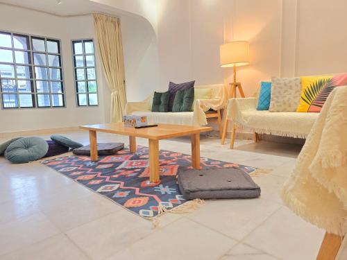 a living room with a coffee table on a rug at Amazing Petaling Jaya Corner Landed Home Paradigm Mall, 5 Bedroom for up to 18Pax, LDP, Kelana Jaya, Paradigm Mall in Petaling Jaya