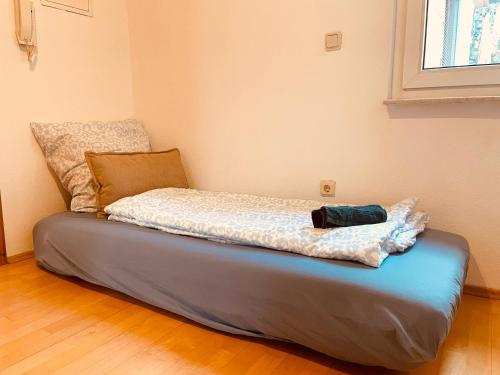 a bed in a corner of a room at Odw homes - charmantes Domizil im Gorxheimertal in Kunzenbach