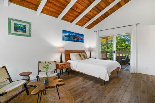 En eller flere senge i et værelse på Charming Princeville Studio, AC, Pool, Hot Tub