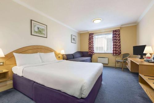 Postel nebo postele na pokoji v ubytování Days Inn Watford Gap