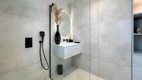 une salle de bain avec un lavabo et une douche dans l'établissement La Maison de La Plage, au Grau-dʼAgde