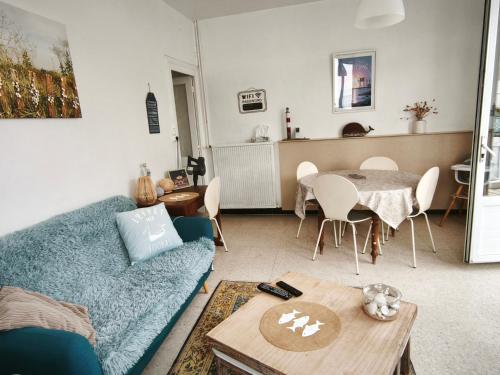 un salon avec un canapé et une table dans l'établissement Escale Détente à Fouras, à Fouras