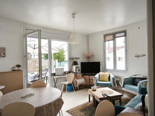 un salon avec un canapé et une table dans l'établissement Escale Détente à Fouras, à Fouras