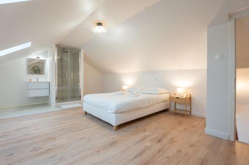 - une chambre blanche avec un lit et deux lampes dans l'établissement Very nice apartment for 6 people, free Macon Park, à Mulhouse