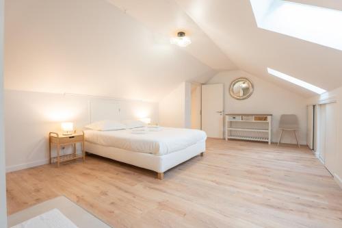 une chambre blanche avec un lit et une table dans l'établissement Very nice apartment for 6 people, free Macon Park, à Mulhouse