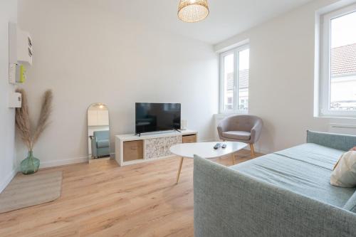 un salon avec un canapé et une télévision dans l'établissement Very nice apartment for 6 people, free Macon Park, à Mulhouse