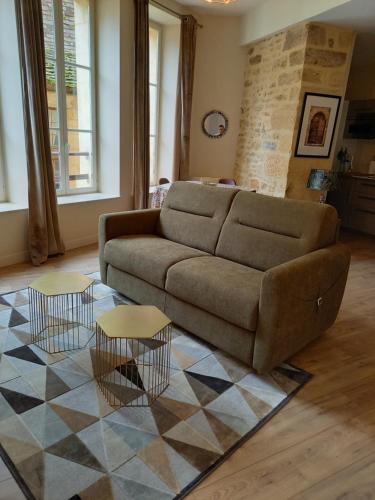 un salon avec un canapé et une table dans l'établissement Appartement centre médiéval le Boudoir de Marie, à Sarlat-la-Canéda