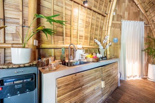 Η κουζίνα ή μικρή κουζίνα στο Noon Bamboo Villas