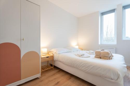 une chambre blanche avec un lit et un bureau dans l'établissement Very nice apartment for 4 people, free parking at Macon Park, à Mulhouse