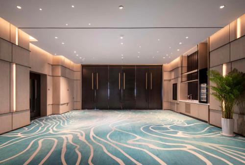 a conference room with a carpet with a snake pattern at Doubletree By Hilton Guang'An in Guang'an