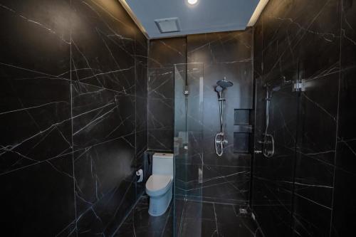 een badkamer met een toilet en een douche bij Brand new 3 bedrooms villa in Ko Samui