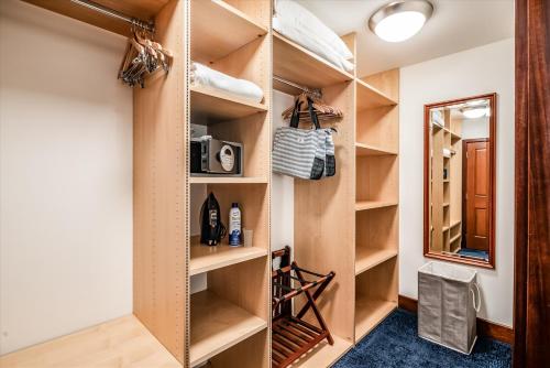 un dressing avec des étagères en bois et un miroir dans l'établissement Welcome To Our Beautifully Remodeled & Redecorated Sea La Vie L510 At Wailea Beach Villas!, à Wailea