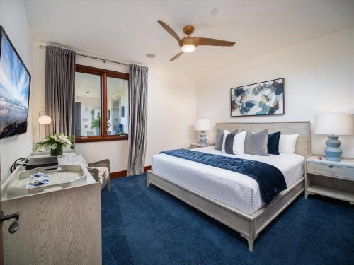 une chambre avec un grand lit avec un tapis bleu dans l'établissement Welcome To Our Beautifully Remodeled & Redecorated Sea La Vie L510 At Wailea Beach Villas!, à Wailea