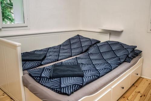 サルバシュにあるSzalmaszál Vendégházのベッド(白黒のシーツ付)