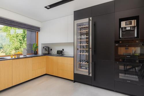 Dapur atau dapur kecil di Smart house with pool, jacuzzi and sauna