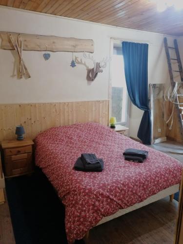 - une chambre dotée d'un lit avec deux chaussures noires dans l'établissement Maison à la montagne Le Moulin Valaisan, à Novel