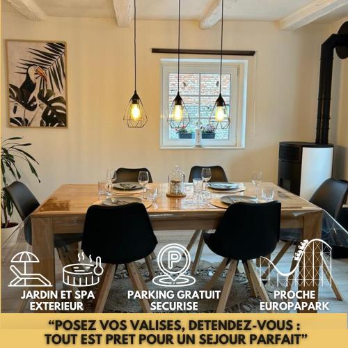 une salle à manger avec une table et des chaises en bois dans l'établissement Charmant Cottage de village, à Wittisheim