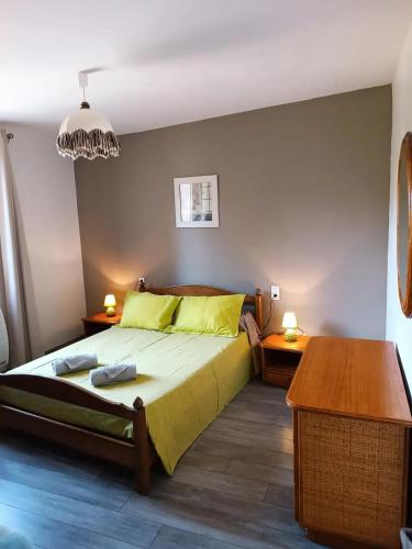 une chambre avec un grand lit et une table dans l'établissement Mas Gros Pierre, à Maubec