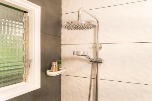 een douche met een douchekop in een badkamer bij Central Charco in Puerto de la Cruz