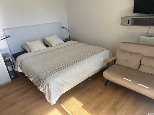 une chambre avec un lit et un canapé dans l'établissement Beau studio à Nice Centre, à Nice