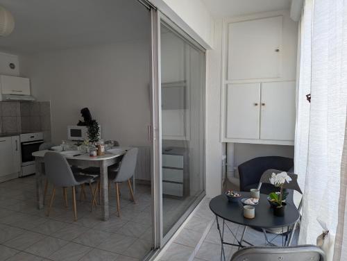- une cuisine et une salle à manger avec une table et un miroir dans l'établissement Sol-y-Days Vidourle rive droite, quartier calme 100m des plages et proche centre-ville, au Grau-du-Roi