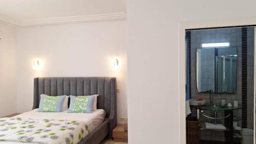 Ένα ή περισσότερα κρεβάτια σε δωμάτιο στο Villa Pieds dans lEau près de Kantaoui