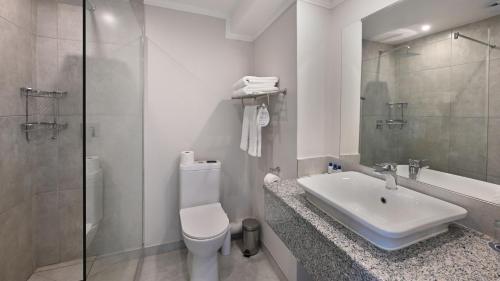 Bilik mandi di ANEW Hotel Capital Pretoria