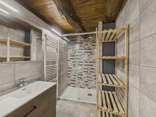 Koupelna v ubytování Maison de campagne pour 6 avec piscine et jardin