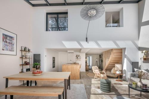 un salon avec une table et un canapé dans l'établissement Superbe maison pour 8 - 500m de la plage - Jardin, à Pornichet
