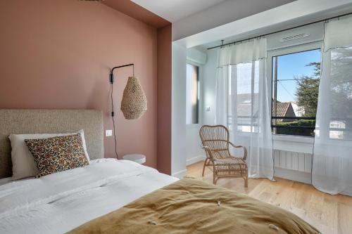 une chambre avec un lit, une chaise et une fenêtre dans l'établissement Superbe maison pour 8 - 500m de la plage - Jardin, à Pornichet