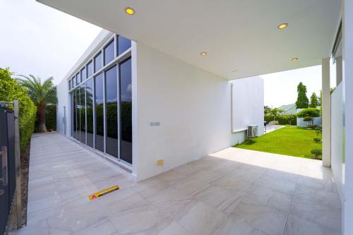 Сад в Modern 4 Bedroom Pool Villa KH-A6