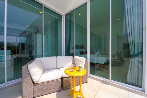 Гостиная зона в Modern 4 Bedroom Pool Villa KH-A6