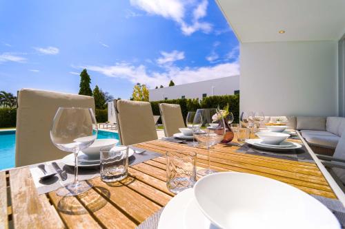 Напитки в Modern 4 Bedroom Pool Villa KH-A6