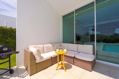 Бассейн в Modern 4 Bedroom Pool Villa KH-A6 или поблизости