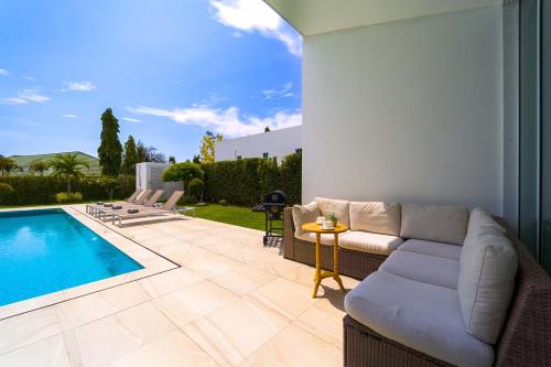 Бассейн в Modern 4 Bedroom Pool Villa KH-A6 или поблизости