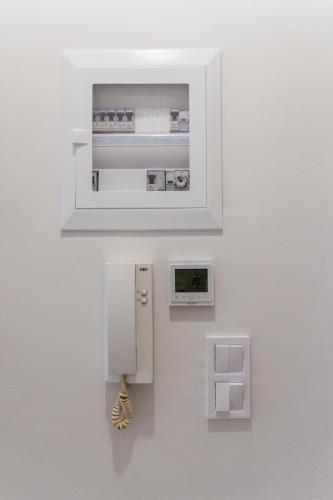 a white wall with a urinal in a bathroom at G&J Minimal House in Tríkala