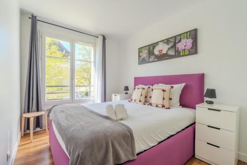 une chambre avec un lit violet et une fenêtre dans l'établissement Nova apartment Disneyland Bmyguest, à Serris