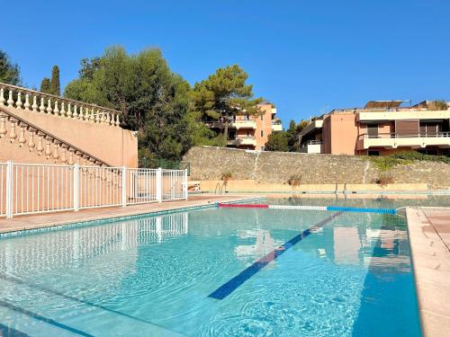une piscine avec de l'eau bleue dans un immeuble dans l'établissement Sublime apt St Tropez 3 bedrooms Pool, à Saint-Tropez
