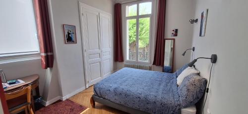 une chambre avec un lit et une fenêtre dans l'établissement St André Centre Rouen Standing, à Rouen
