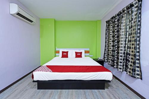 Ένα ή περισσότερα κρεβάτια σε δωμάτιο στο Hotel O Orange Hotel Kuala Pilah