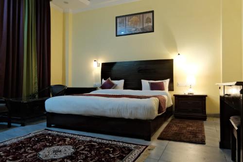 Una cama o camas en una habitación de The Luv Hill Hotel And Cafe