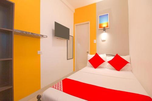 Postel nebo postele na pokoji v ubytování Hometel Barrio House Mactan