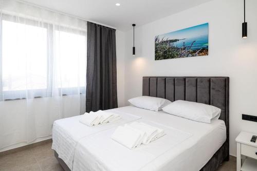 Postel nebo postele na pokoji v ubytování Traumhafte Finca nur 480 Meter zum Strand mit Meerblick, Privatpool, Waschmaschine