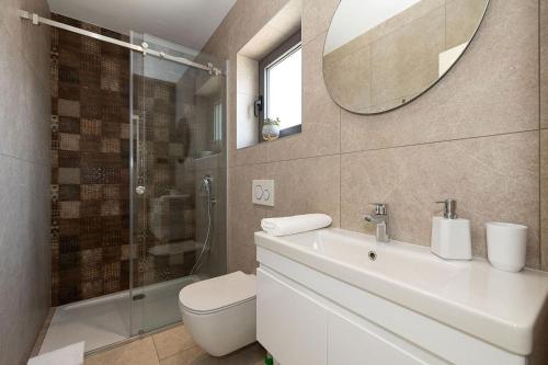 Koupelna v ubytování Traumhafte Finca nur 480 Meter zum Strand mit Meerblick, Privatpool, Waschmaschine